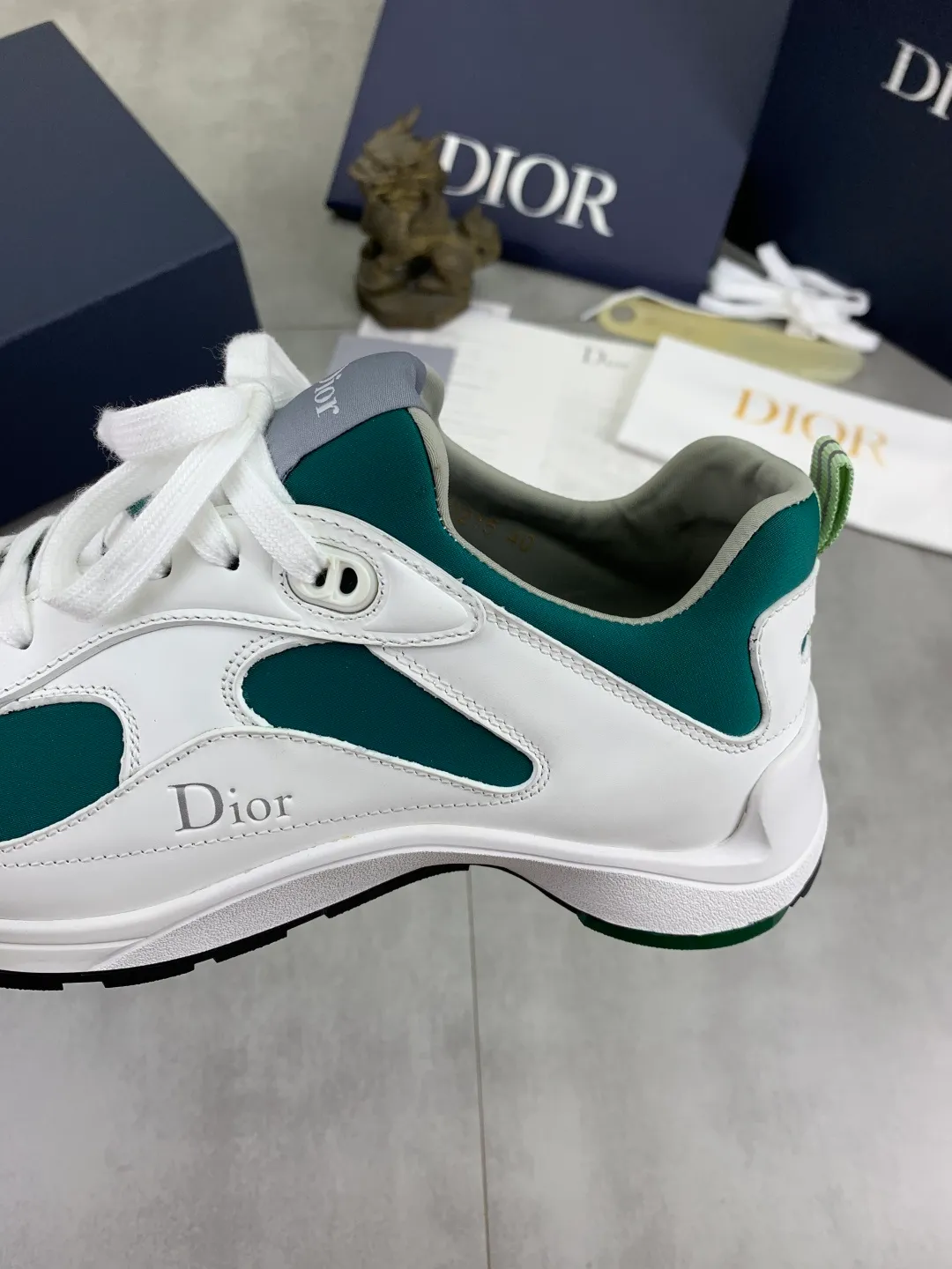 Men's shoes 💰P560 The new DIOR Dior sneakers are carefully made of black grained first-layer cowhide, embellished with the same color Dior Gravity embossed effect, which is exquisite and extraordinary. The interior is made of the same color sheep lining, which is soft and comfortable. Complete with original custom multi-color mohair wide laces and matte black-finished brass eyelets, the tonal rubber sole is embellished with the Oblique pattern, and the contrasting Dior 30 Avenue Montaigne logo on the rear tail adds style to the casual look. Size: 35-45 for men and women Color: 3️⃣ colors available